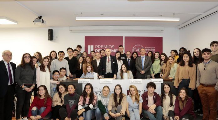 Los alumnos de Primero de Medicine conocen a Alberto Muñoz Foto de grupo de todos los asistentes