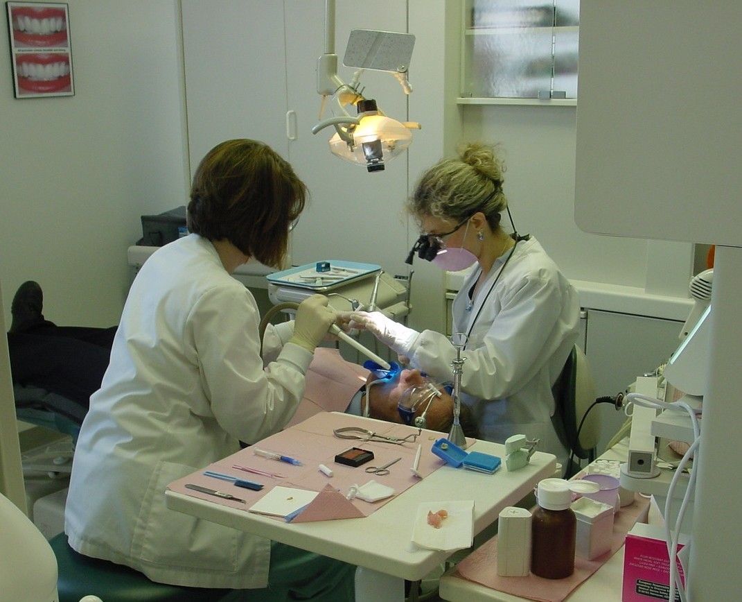 Una mujer dentista trabajando en clínica