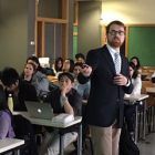 Bruno Lario impartiendo una conferencia a los alumnos de 5º curso de Odontología bilingüe