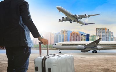 Una foto donde se puede ver una persona con una maleta y aviones