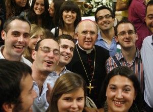 El Sr. Arzobispo de Valencia con los jóvenes 