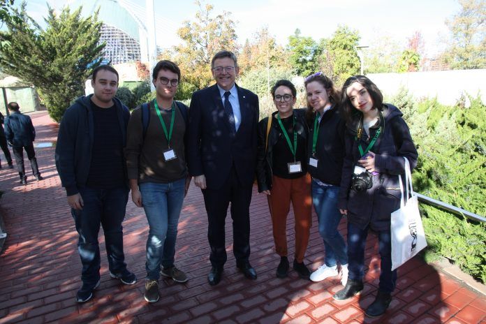 Los alumnos de la CEU-UCH conversaron con el president, Ximo Puig.