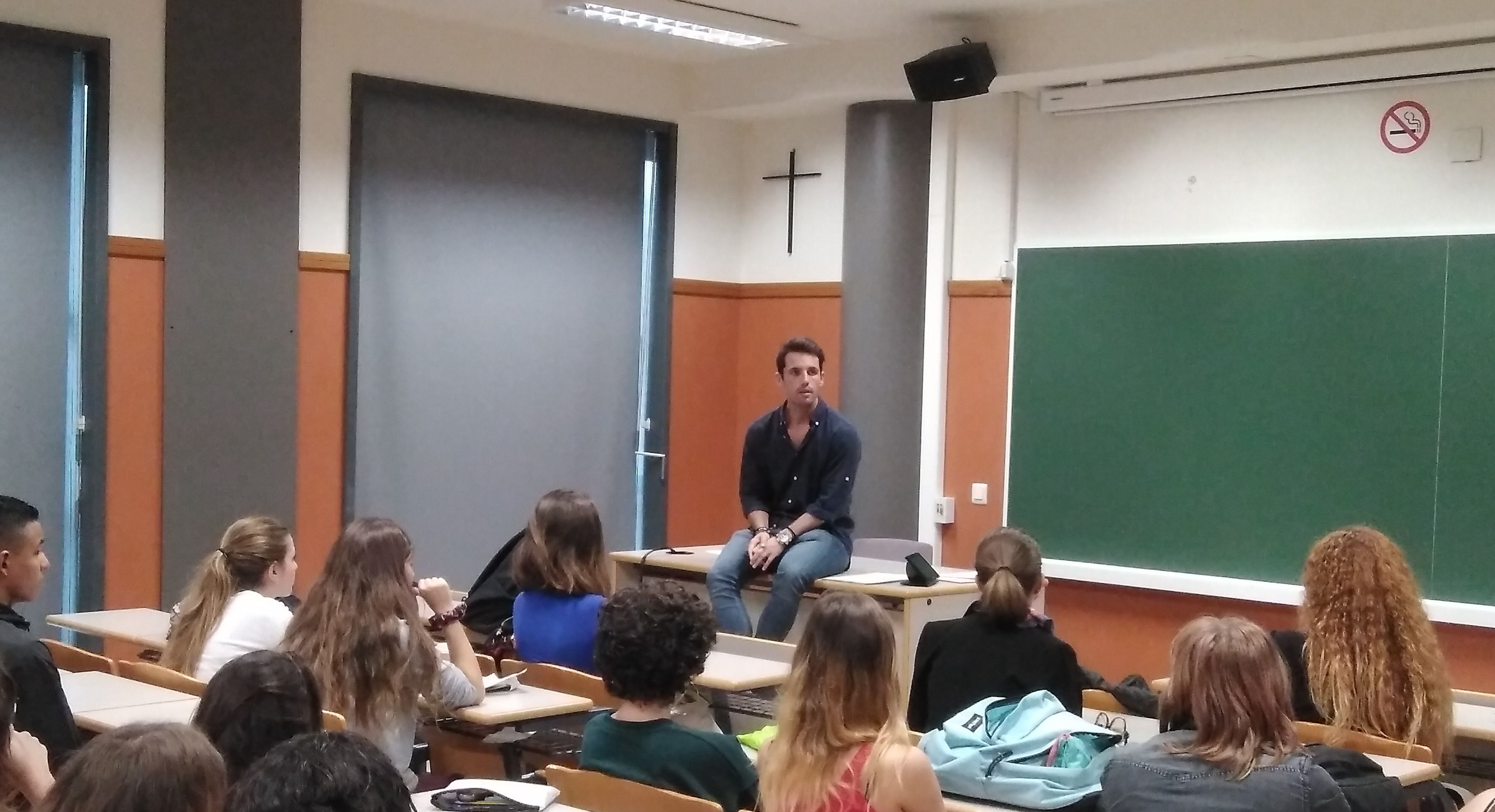 Diego López scout del LOSC Lille dándo una charla a alumnos de primero.