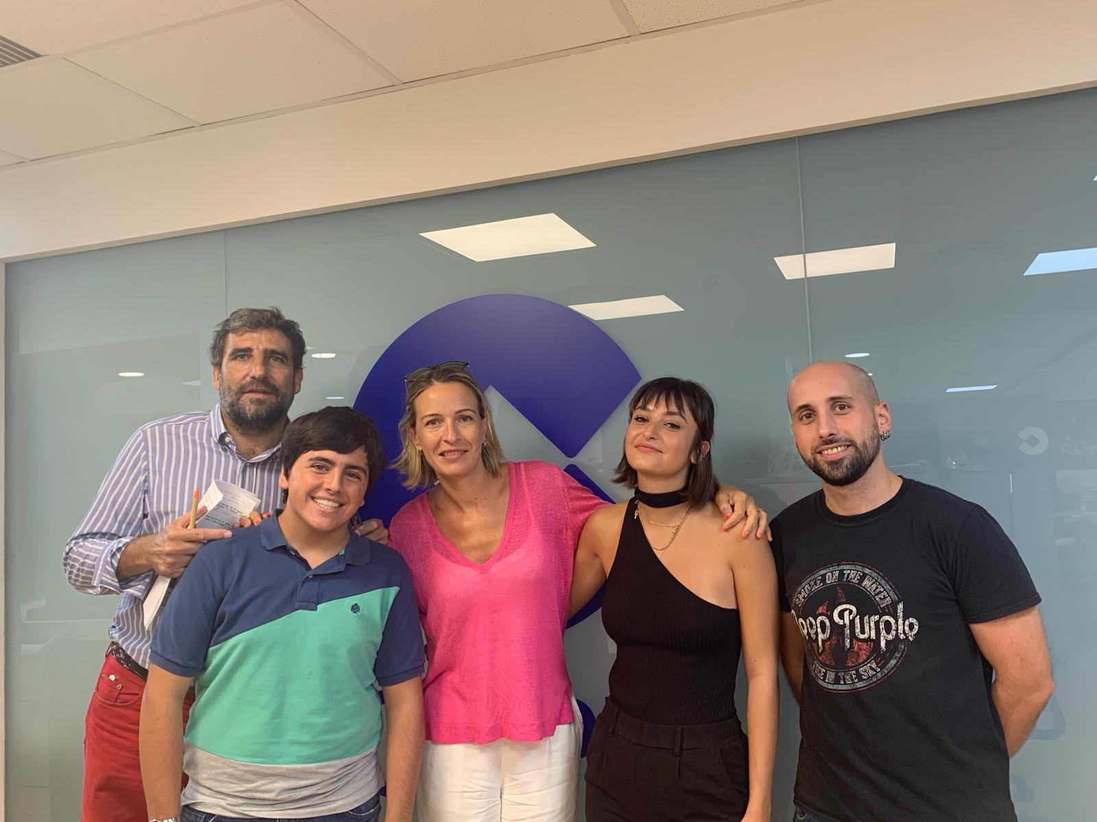 Ramón y Belén con profesionales de COPE Valencia durante sus prácticas.