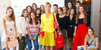 La diseñadora Ágatha Ruíz de la Prada rodeada de estudiantes de la Universidad CEU UCH