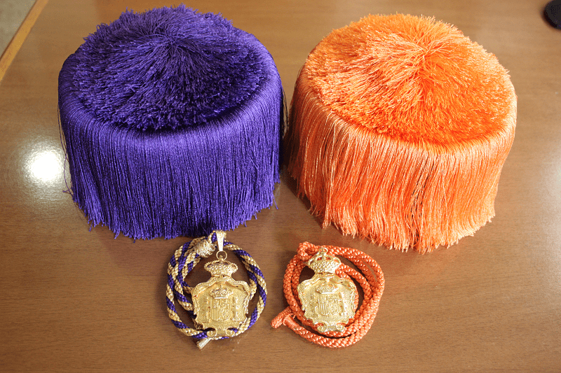 The Spanish mortarboard, birrete, and medals.